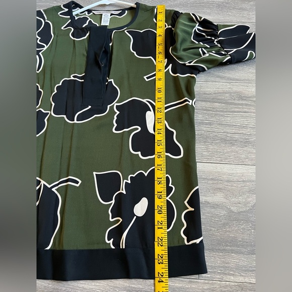 Diane Von Furstenberg Olive Green & Black Floral Print Silk Blouse size 6 - Picture 12 of 12